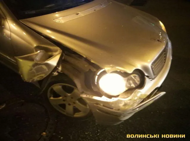 У Луцьку Mercedes влетів у маршрутку (фото)