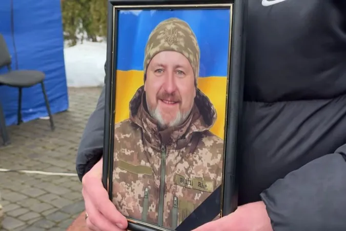 «Віддав своє життя і завдяки йому всі вціліли»: у Рожищі провели в останню путь Анатолія Репша (фото)