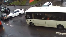 Не розминулися дві автівки: у центрі Луцька – аварія (відео)