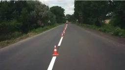 На волинській трасі наносять дорожню розмітку (фото)