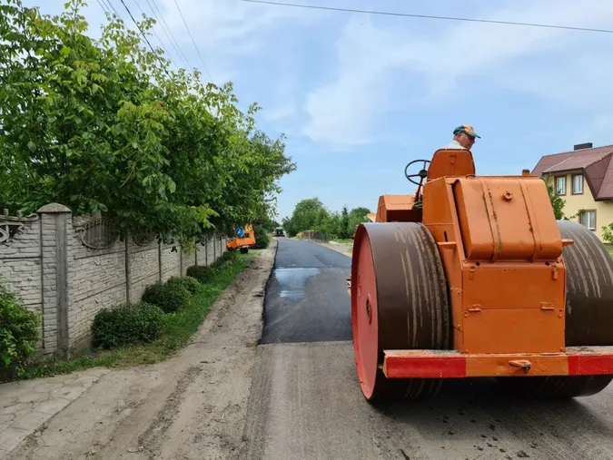 Наче нова: показали, як дрібний ремонт змінив дорогу у селі під Луцьком (фото)