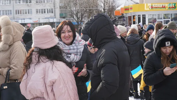 Свято єднання: у Луцьку розгорнули довжелезний стяг у День Соборності (фото, відео)