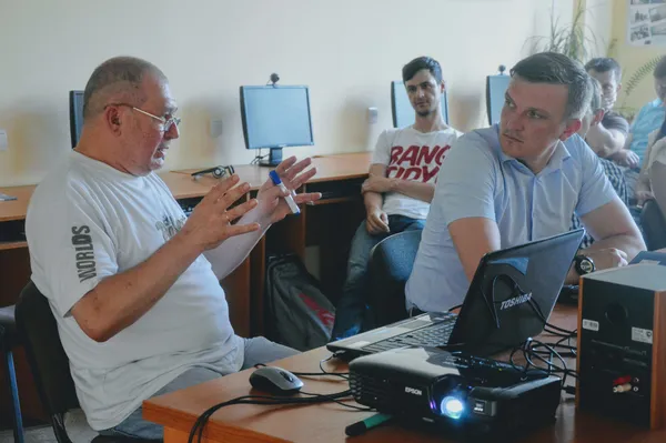 Ментор Олег Хомутенко щось роз'яснює учасникам курсів