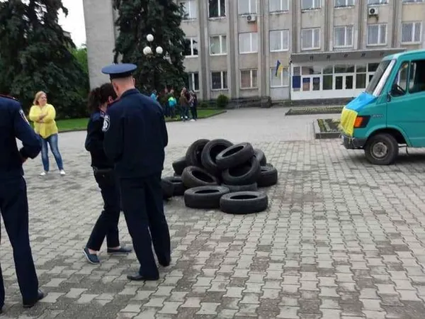 Перед Ковельською міською радою – барикада з шин (фото)