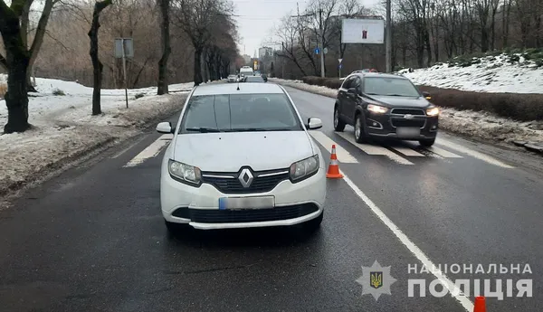 У центрі Луцька легковик збив хлопця на переході (фото)