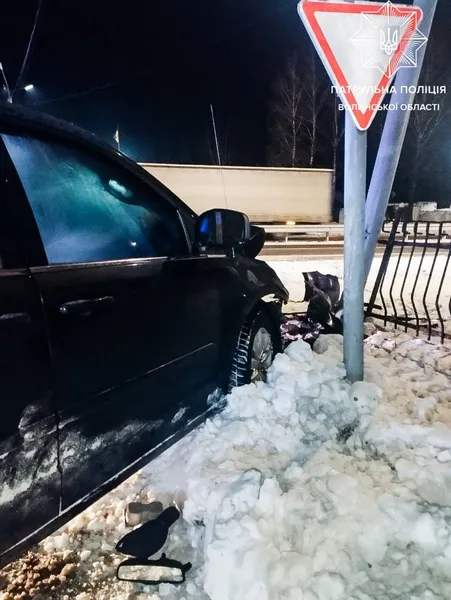 На Волині п'яний на Volkswagen пролетів повз патрульних та зніс дорожній ліхтар (фото)