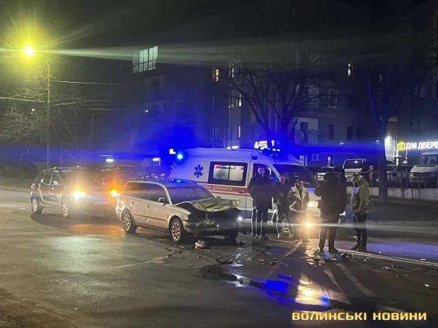 Капот повністю розбитий: у Луцьку зіткнулися автівки (фото)
