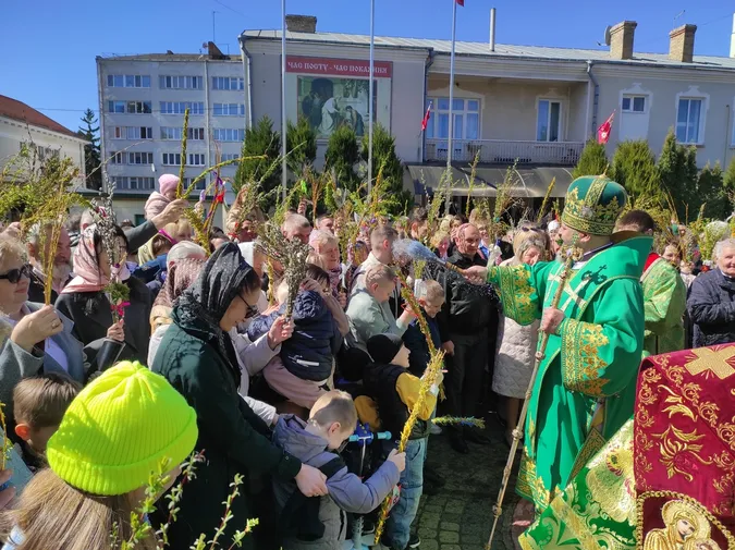 Як у луцькому соборі освячували вербу (фото)