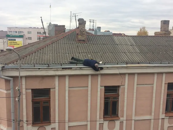 З будинку в центрі Луцька посипалася цегла (фото, відео)