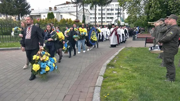 У Луцьку попрощалися з полеглими на війні бійцями Віталієм Шевчуком і Тарасом Михном (відео)