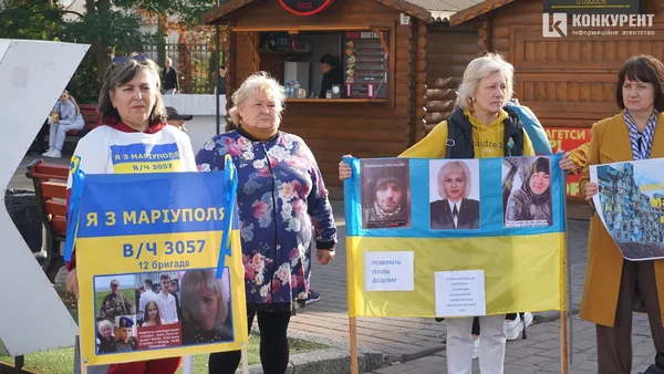 «Волю захисникам Маріуполя»: у Луцьку сім'ї полонених влаштували акцію (фото)
