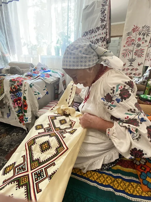 «Моя хата наспівана»: волинянка понад 20 років збирає старовинні вишиванки та народні скарби (фото)