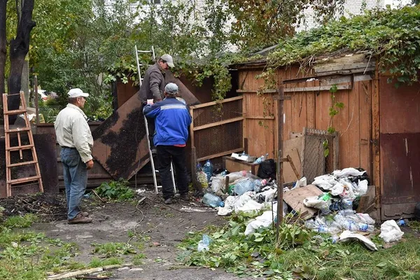 Лучанин «воював» з муніципалами і копами за сарай (фото)