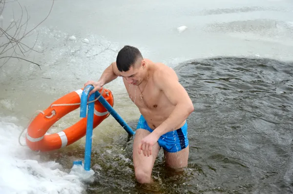 Як у Луцьку віряни занурювалися на свято Хрещення (фото)