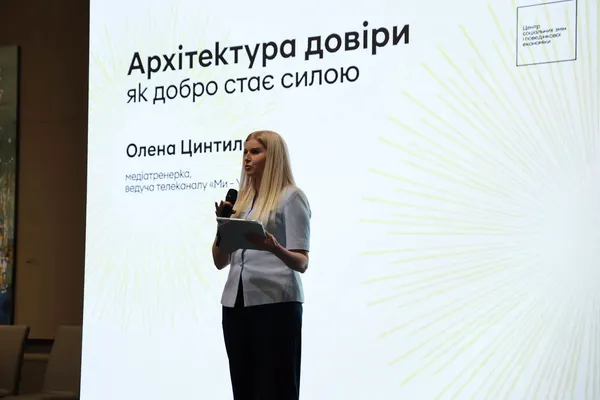 Від «зборів на картку» до системної допомоги: у Луцьку обговорили майбутнє української благодійності (фото)