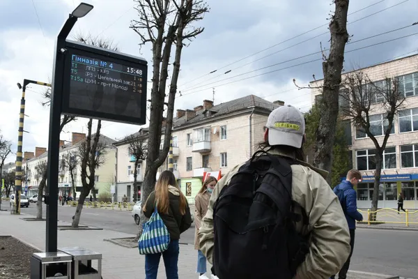 На луцьких зупинках побільшало інформаційних табло (фото)