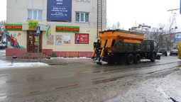 Луцькі комунальники активно борються з ожеледицею (фото)