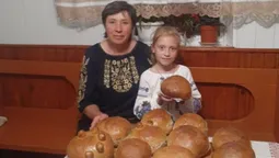 Господиня з Камінь-Каширщини пече хліб на заквасці та капустяному листі (фото)