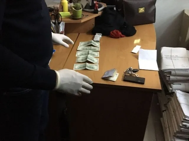 Луцькому податківцю-хабарнику повідомили про підозру