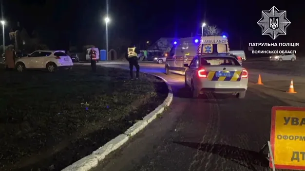 У Луцьку на кільці легковик не пропустив «швидку» й опинився на газоні (відео)
