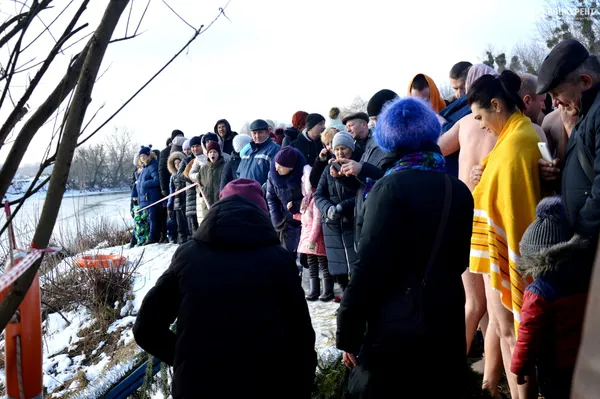 Як лучани на Стиру занурювалися на Водохреща (фото)