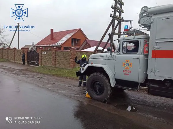 Водій не міг самотужки виїхати: біля Луцька рятувальники відбуксирували вантажівку (фото)