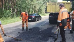 Попри війну: на Волині продовжують «латати» дороги (відео)
