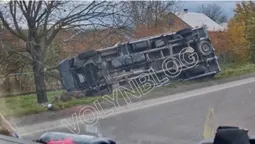 У Луцькому районі бус з'їхав у кювет і перекинувся (фото)