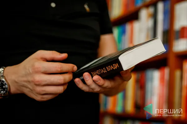 «Книги, як політики: обкладинка може бути гарна, а насправді порожняк», – Тарас Шкітер