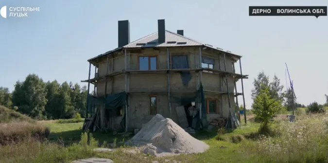 Каркас – із дерева, стіни – з соломи: волинянин зводить екобудинок (фото, відео)