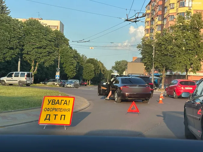 У Луцьку – аварія біля історичного: рух ускладнено (фото)