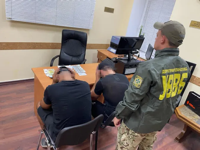 Пропонували гроші прикордонниці: в «Устилузі» зловили двох «липових» студентів (фото, відео)