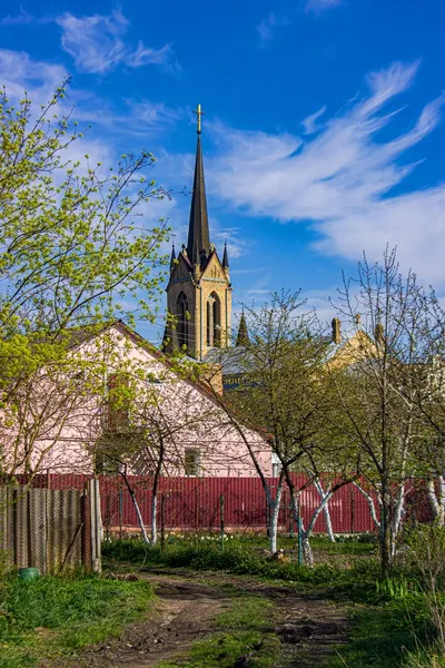 Якою є Лютеранська кірха у Луцьку в розпал весни (фото)