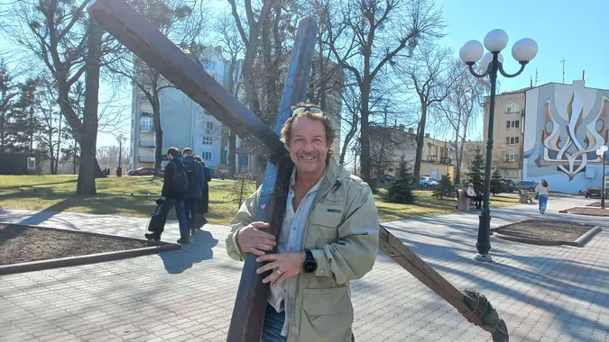 Американець Кіт Віллер несе хрест через Луцьк: чому він це робить (фото)