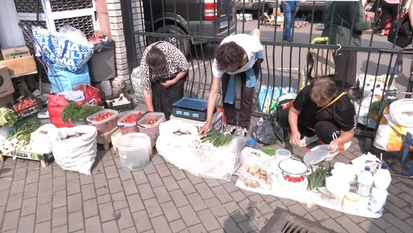 У Луцьку карають продавців, які торгують продуктами за межами ринків (фото, відео)