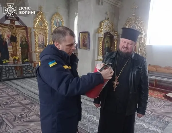 На Волині рятувальники вчили священників користуватися вогнегасниками (фото)