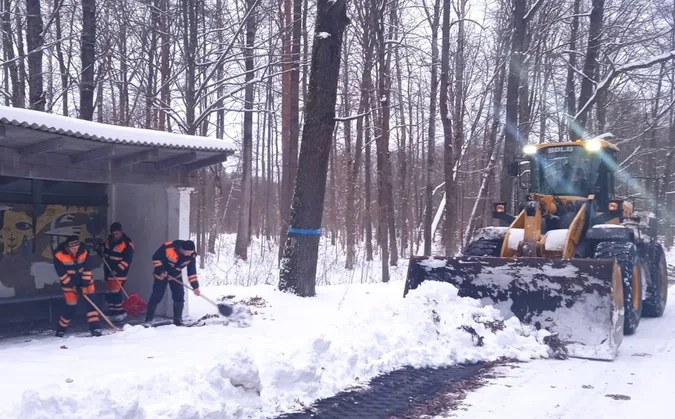 На Волині чистять і латають важливі дороги (фото)