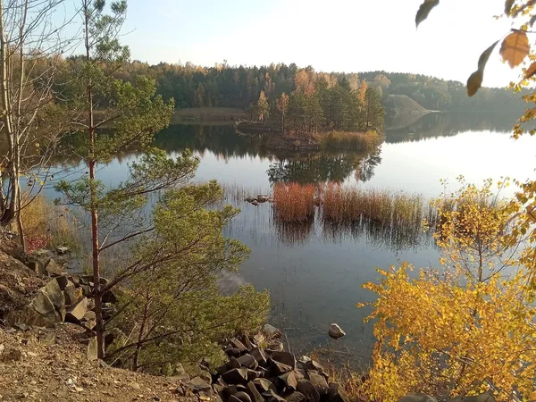 «Острів кохання» посеред смарагдової води: за 80 км від Луцька – унікальна природна локація (фото)