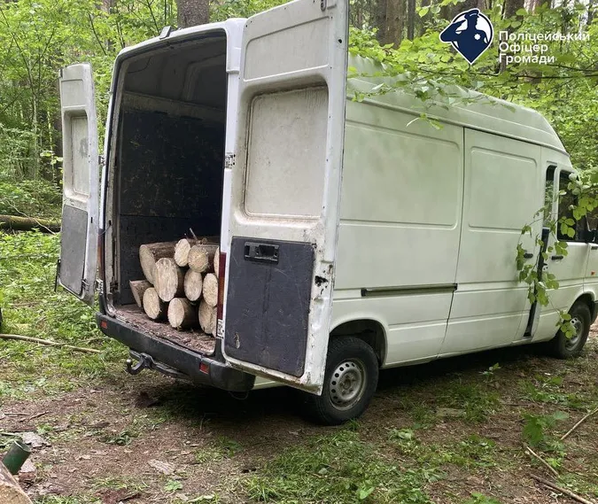 У лісі в Луцькому районі зловили «чорних лісорубів» (фото)