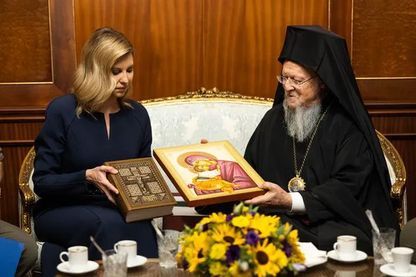 Зеленська подарувала Варфоломію копію Луцького псалтиря