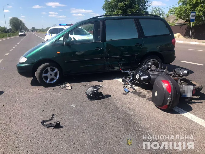Двоє постраждалих: у Колодяжному мотоцикл протаранив мінівен (фото, відео)