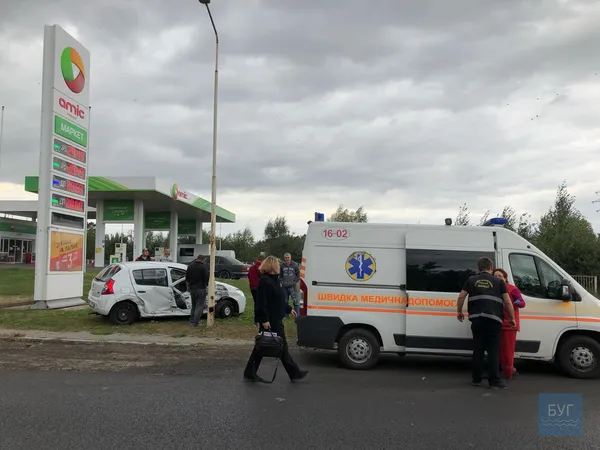 Аварія в Нововолинську: легковик не пропустив автобус (фото)