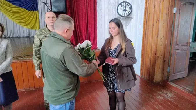 На Волині донці загиблого воїна вручили орден «За мужність» (фото)