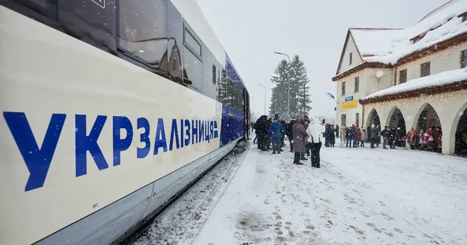 Сильна негода затримала поїзди, які їдуть на Волинь