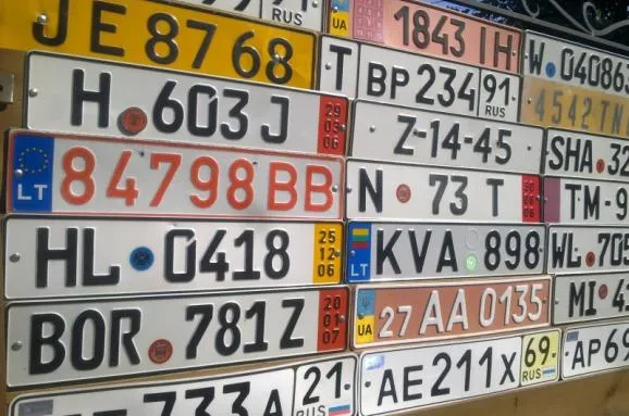 Вигідно, бо дешево: чому українці обирають авто на єврономерах (інфографіка)
