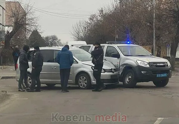У Ковелі легковик протаранив поліцейську автівку (фото, відео)