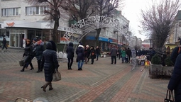 У центрі Луцька встановлюють новорічні арки (фото)