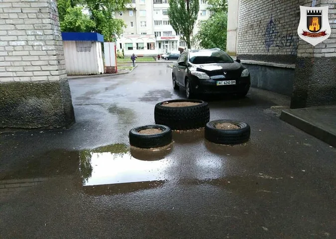 У Луцьку демонтують незаконні обмежувачі руху в дворах (фото)