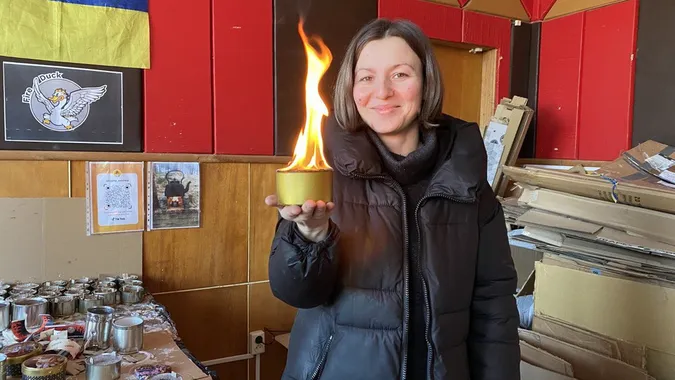 У Луцьку дружина військового виготовила понад три тисячі окопних свічок (фото, відео)