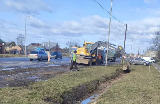На Волині забезпечують водовідведення з автомобільних доріг (фото)